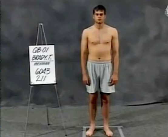 Em 2000, Tom Brady defendia a University of Michigan e foi draftado pelo New England Patriots (199ª escolha). Sua forma física não impressionou os recrutadores da época, mesmo assim, chegou à franquia como reserva do ídolo Drew Bledsoe. Em seu primeiro ano na NFL, jogou apenas na derrota contra Detroit Lions por 34 a 9. No ano seguinte, passou a ser titular, após lesão do ídolo e não saiu mais. Era o nascimento de uma lenda do esporte.