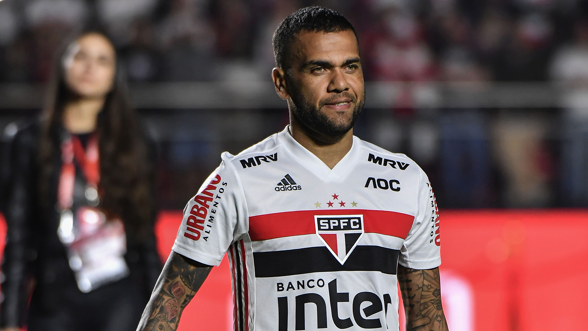 Os jogadores do São Paulo não gostaram da proposta de redução salarial apresentada pela diretoria, conforme noticiou o Globo Esporte. O acordo previa menos 50% referentes a março, abril, maio e junho (se o cenário não mudar até lá). Os jogadores receberiam os valores pendentes em seis parcelas depois que a situação se normalizasse. Para quem ganha menos de R$ 100 mil, o clube garantiria um mínimo de R$ 50 mil mensais.