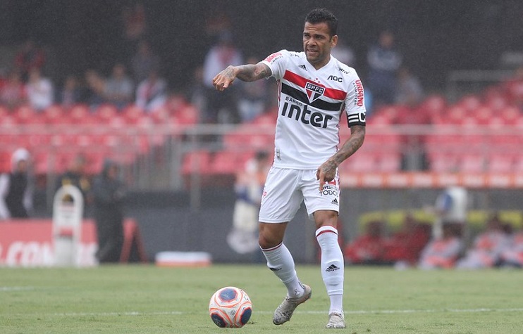 13º - Daniel Alves - São Paulo - 4 gols