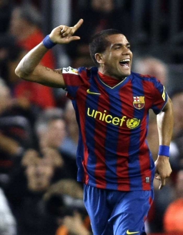 30 - Daniel Alves - País: Brasil - Posição: Lateral - Clubes: Bahia, Sevilha, Barcelona, Juventus, PSG e São Paulo