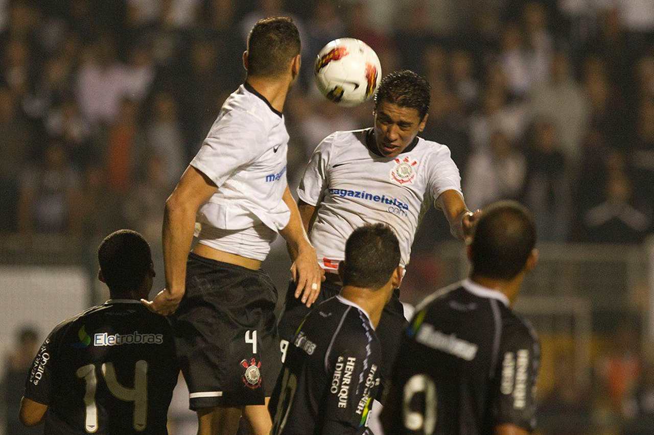 Na campanha vitoriosa da Libertadores de 2012, o Corinthians teve que passar por rivais brasileiros. Nas quartas de final, o Timão eliminou o Vasco, com placar agregado de 1 a 0.