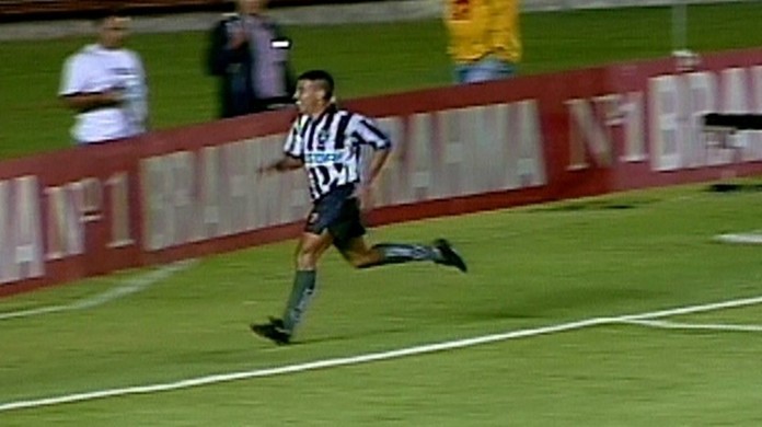 Botafogo 1 x 0 Vasco (Carioca 1997): O atacante Dimba foi o herói título estadual do Botafogo sobre o Vasco, em 1997. Ele foi o autor do gol da vitória por 1 a 0, no Maracanã. Na comemoração, comeu um punhado de grama do estádio.