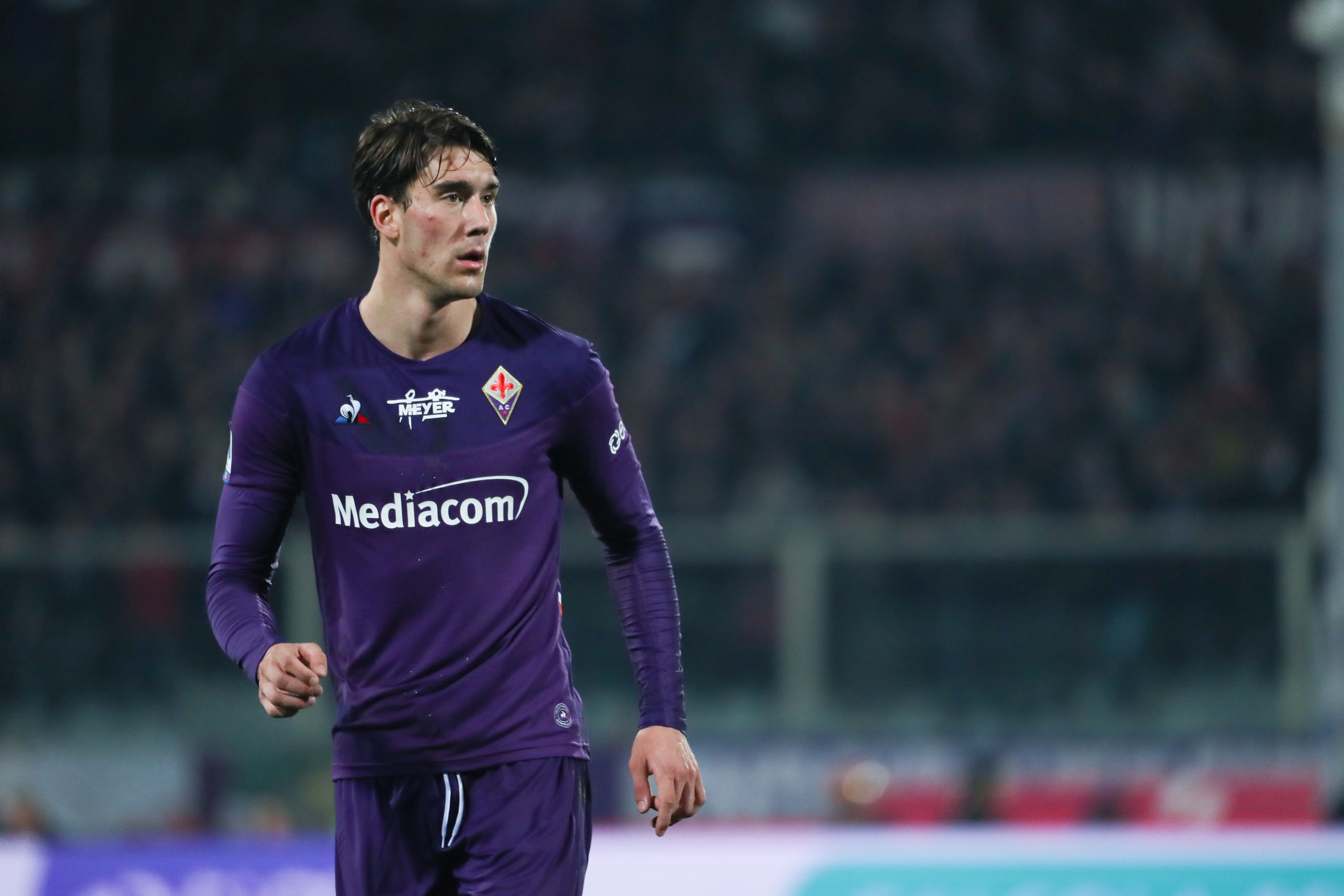 ESQUENTOU - Cogitado para deixar a Fiorentina ao fim do seu contrato, Dusan Vlahovic deve assinar com a Juventus de graça ou por meio de uma taxa de transferência. O contrato do atacante se encerra em 2023 e não irá renovar o vínculo, segundo Daniele Longo.