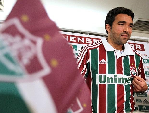 Contratado para fortalecer a equipe tricolor, DECO também teve altos e baixos devido a lesões, mas deixou seu recado em alguns momentos. Após ter sido bicampeão nacional pelo Tricolor das Laranjeiras, encerrou a carreira. Hoje tem uma empresa de marketing esportivo.