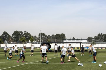 As atividades do departamento de futebol do Corinthians estão paralisadas por tempo indeterminado. O clube informou nesta segunda-feira (16) que os jogadores e funcionários se apresentarão no CT Joaquim Grava na terça (17) para receberem orientações sobre o coronavírus e também sobre os treinamentos que deverão ser realizados em casa.