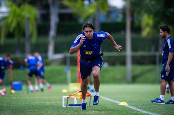 O Cruzeiro emitiu um comunicado nesta quarta-feira, 1º de abril, que poderá reduzir os salários de jogadores, comissão técnica e funcionários em 25% caso a pandemia de coronavírus no Brasil se prolongue após as férias coletivas, que vão até o dia 20 de abril.