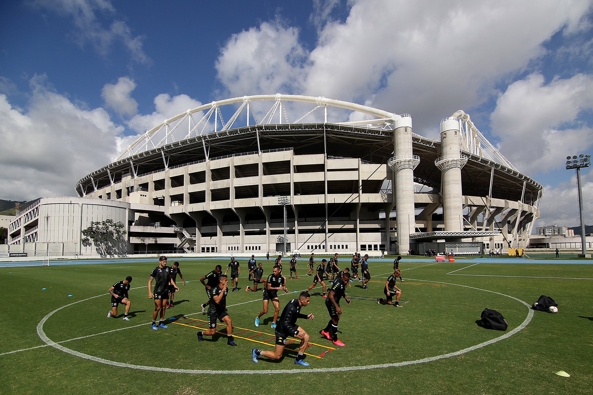 O Botafogo informou que suspendeu as atividades dos times profissional e de base por 15 dias em decorrência do surto de coronavírus. Todas as atividades sociais e das escolinhas estão suspensas temporariamente.