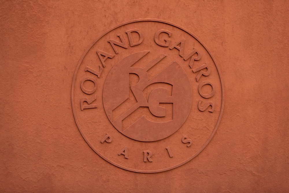 A organização do torneio Roland-Garros, que acontece na França, anunciou o adiamento para o final deste ano, entre 20 de setembro e 4 de outubro. A decisão deve impactar a realização de outros Grand Slams.