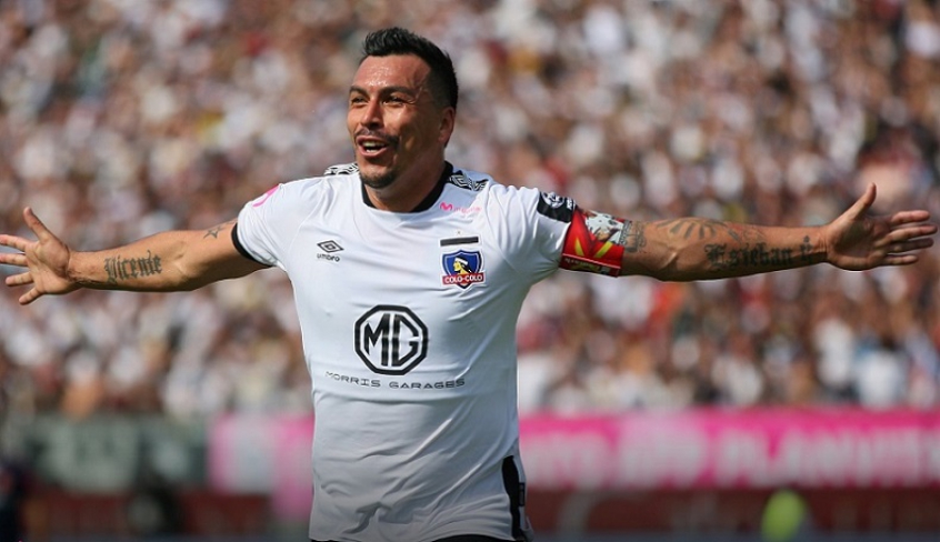 Pablo Milad, novo presidente da Associação Nacional de Futebol Profissional (ANFP) do Chile , prevê o retorno do futebol para dia 14 de agosto. Na foto, Esteban Paredes, do Colo-Colo.