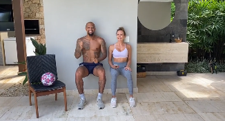 Jogadores de futebol do Brasil também estão fazendo atividades em casa. Felipe Melo, volante do Palmeiras, aproveita o tempo em casa para treinar com sua mulher, Roberta Melo, e manter a forma.