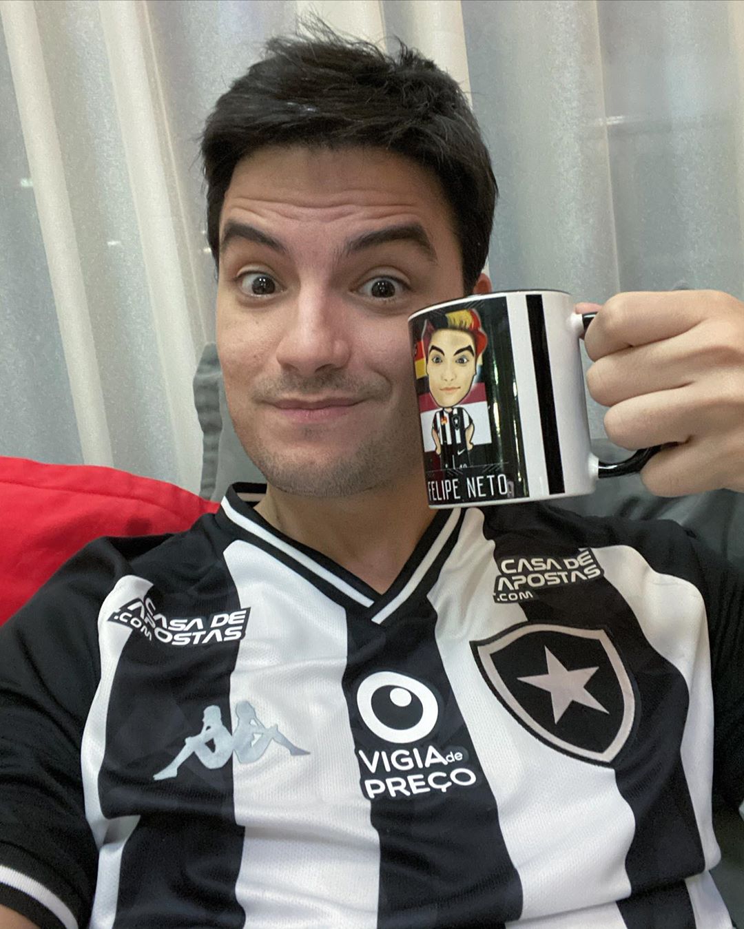 Um dos maiores influenciadores digitais do país com 36,4 milhões de inscritos no YouTube, Felipe Neto é torcedor do Botafogo.