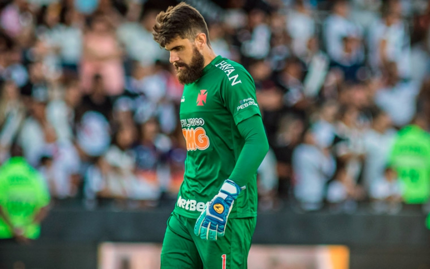 FECHADO - O goleiro Fernando Miguel não atuará mais pelo Vasco em 2021. Isso porque, em comum acordo com a diretoria, o atleta decidiu se transferir, por empréstimo, ao Atlético-GO. A negociação foi selada nesta quinta-feira.