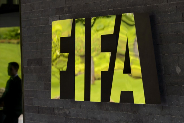 A Fifa recomendou que os contratos dos atletas que terminam em junho sejam ampliados até que a temporada se encerre. A entidade também indicou que a janela de transferência da Europa pode ser flexibilizada para não prejudicar eventuais negociações entre os clubes.