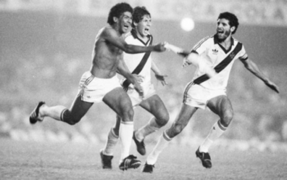 Vasco 1 x 0 Flamengo - 22/6/1988 - Três dias depois, Cocada se tornaria improvável herói. Foi do pé esquerdo do então lateral-direito o golaço que rende histórias até hoje.