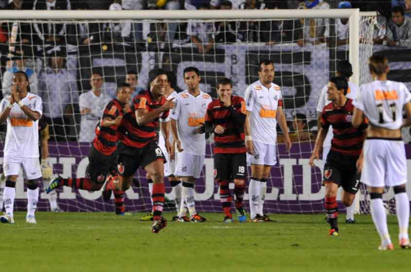 2011 - Em 27 de julho daquele ano, um dos maiores jogos da história do Campeonato Brasileiro. Em plena Vila Belmiro, o Flamengo derrotou o Santos por 5 a 4 após começar perdendo por 3 a 0, em uma noite inspirada de Neymar e Ronaldinho. 