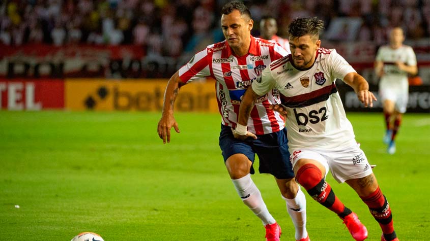 JUNIOR BARRANQUILLA | SOBE - Mostrou qualidade no último momento deste jogo contra o Flamengo pela fase de grupos da Conmebol Libertadores, aparecendo bem para marcar o gol de honra do Junior Barranquilla na derrota diante dos comandados de Jorge Jesus. Como ponto positivo do time da Colômbia nesta partida também se pode destacar a força para buscar um equilíbrio nas partes finais, depois de resultado adverso configurado no placar. | DESCE - Sem nenhuma dúvida, o ponto negativo do Junior Barranquilla neste jogo diante do Flamengo pela Conmebol Libertadores é o fato de terem chegado pesado em alguns lances, de forma mais do que completamente desnecessária. O árbitro do jogo, se fosse mais rigoroso, poderia ter aplicado mais cartões, de olho em uma correção de postura dos jogadores. Para a sequência, se o time quiser avançar bem, precisa evoluir.