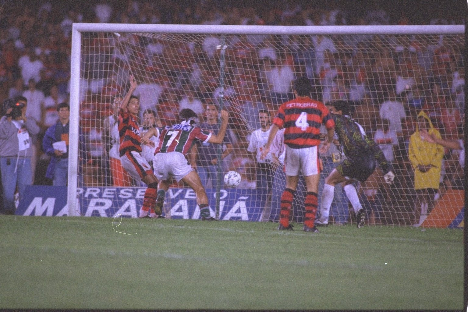 Fluminense 3 x 2 Flamengo - 25 de junho de 1995: Um dos jogos mais marcantes da história dos clássicos e do próprio Maracanã foi na final do Campeonato Carioca de 1995, quando Renato Gaúcho marcou o famoso gol de barriga para garantir o título tricolor.