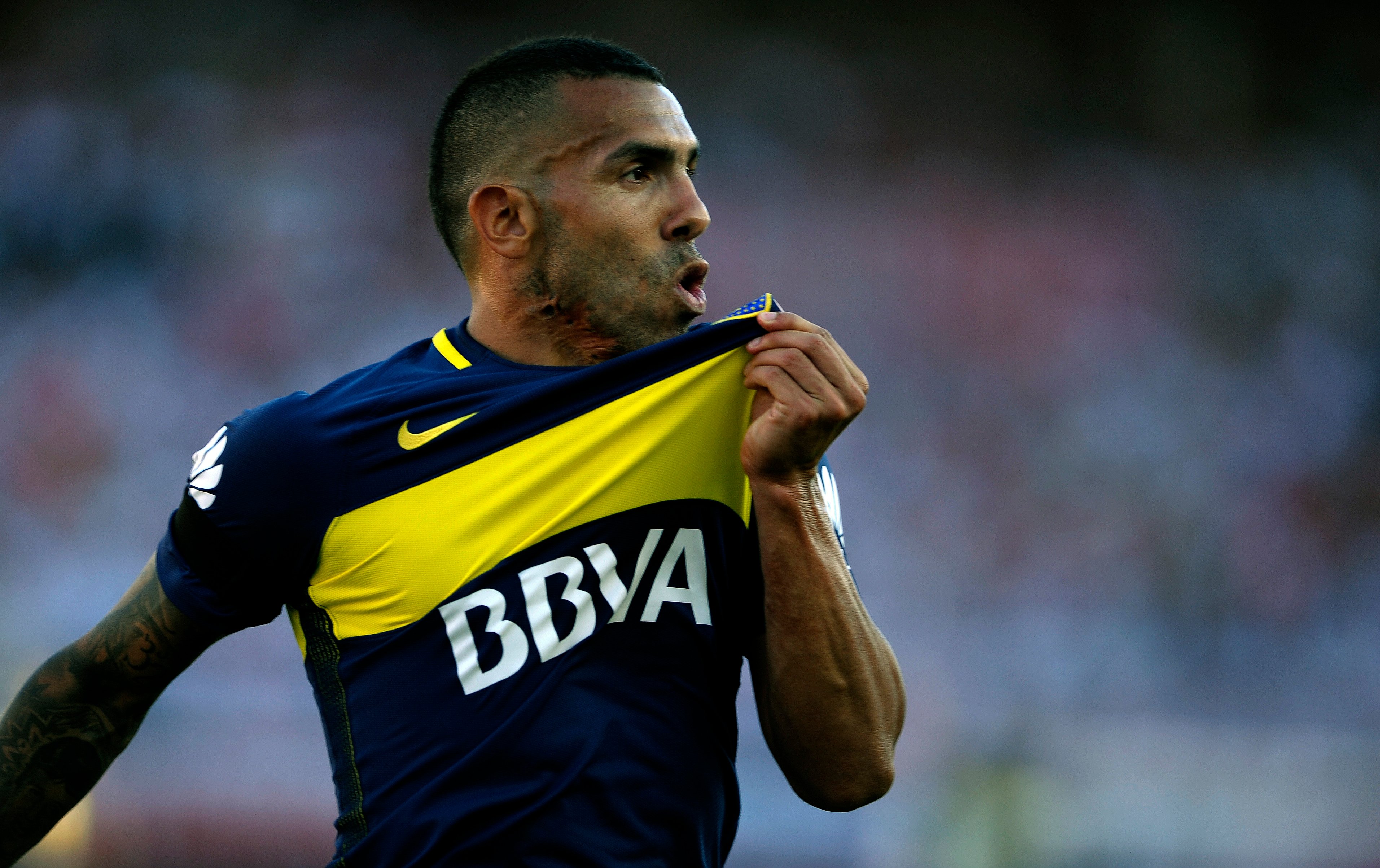 FECHADO - Agora é oficial. O atacante Carlitos Tevez renovou o seu contrato com o Boca Juniors. Depois de muitas idas e vindas, o argentino prolongou o seu vínculo com o time Xeneize até 2021.