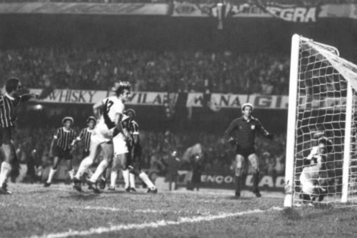 Basílio - Corinthians 1 x 0 Ponte Preta - 1977 - O Corinthians vinha de 22 anos sem conquistar títulos. Até que Basíllio marcou o gol que explodiu a torcida corintiana no Morumbi com mais de 86 mil torcedores. 
