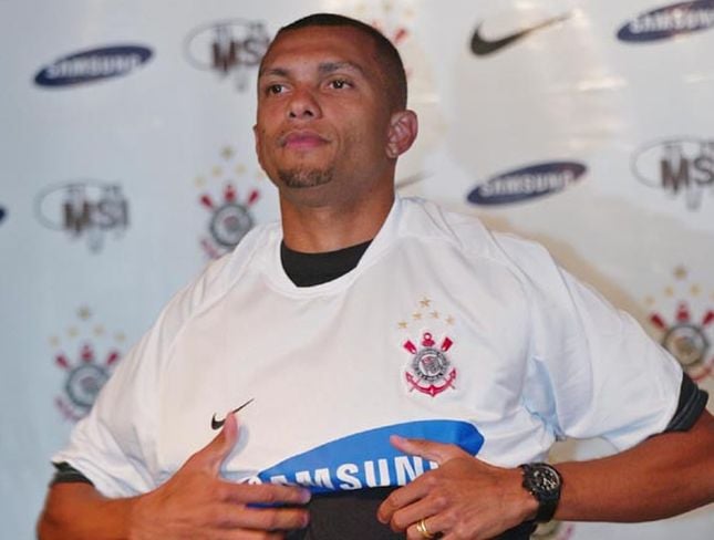Amoroso - Quando apresentado no Corinthians, o jogador errou o nome do clube e falou "Sociedade Esportiva Corinthians".