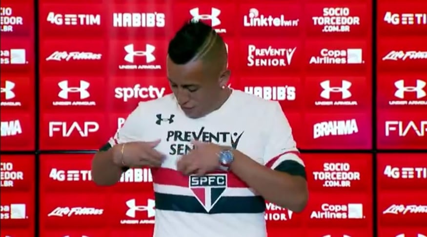 Cueva -  O peruano ficou alguns segundos confuso procurando o escudo do São Paulo para beijar na apresentação.