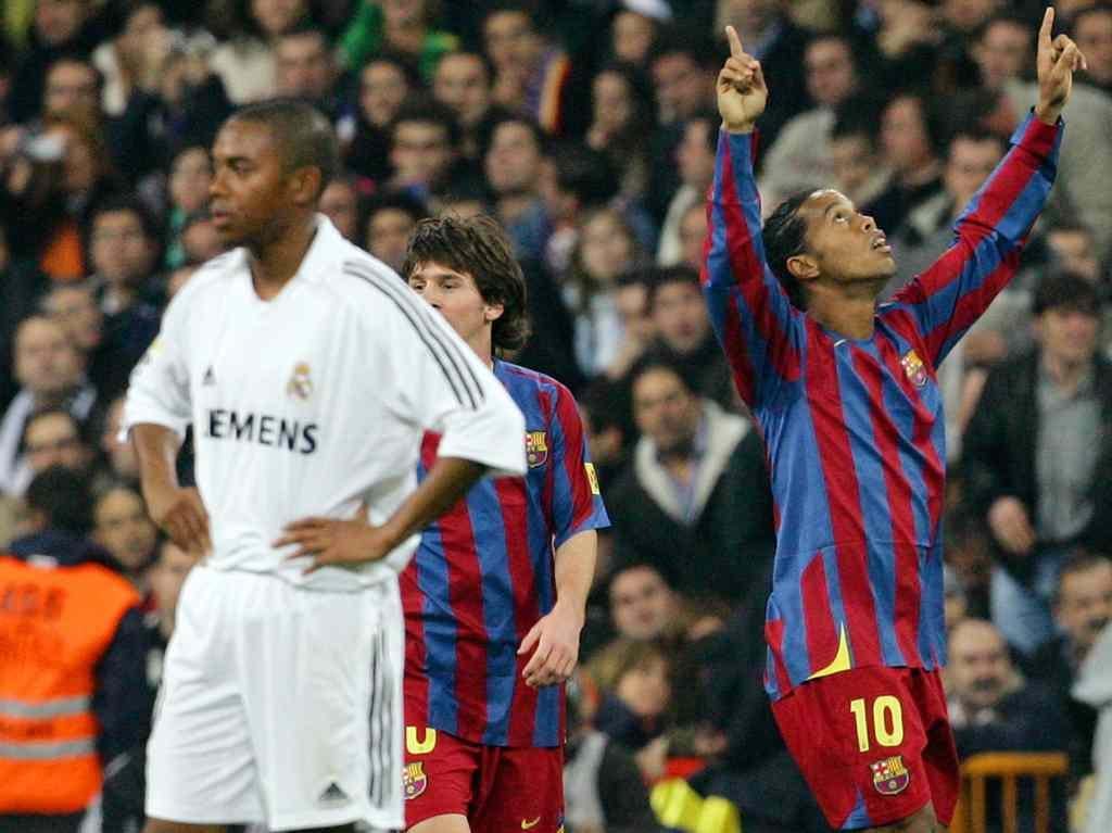 Ovacionado no Santiago Bernabéu - Talvez a maior partida da carreira de Ronaldinho tenha sido o baile em pleno Santiago Bernabéu na temporada 2005/2006. O brasileiro marcou duas vezes e foi aplaudido pelos torcedores merengues.