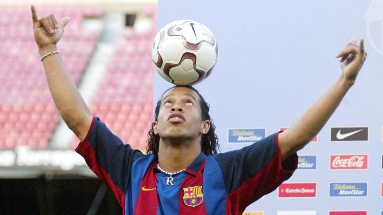 Em 2003, Ronaldinho acertou sua transferência para o Barcelona, clube pelo qual se tornou ídolo e encantou o mundo.