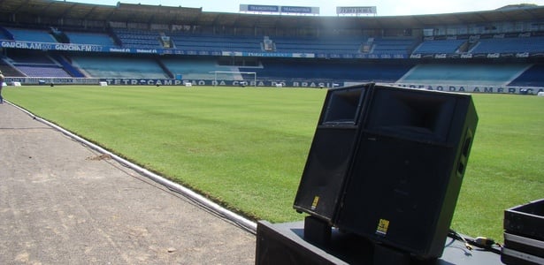 Seu retorno foi marcado por uma polêmica, pois o Grêmio havia preparado uma festa para apresentar o jogador. No entanto, a negociação foi frustrante para os dirigentes do tricolor e o episódio virou alvo de brincadeira de rivais.