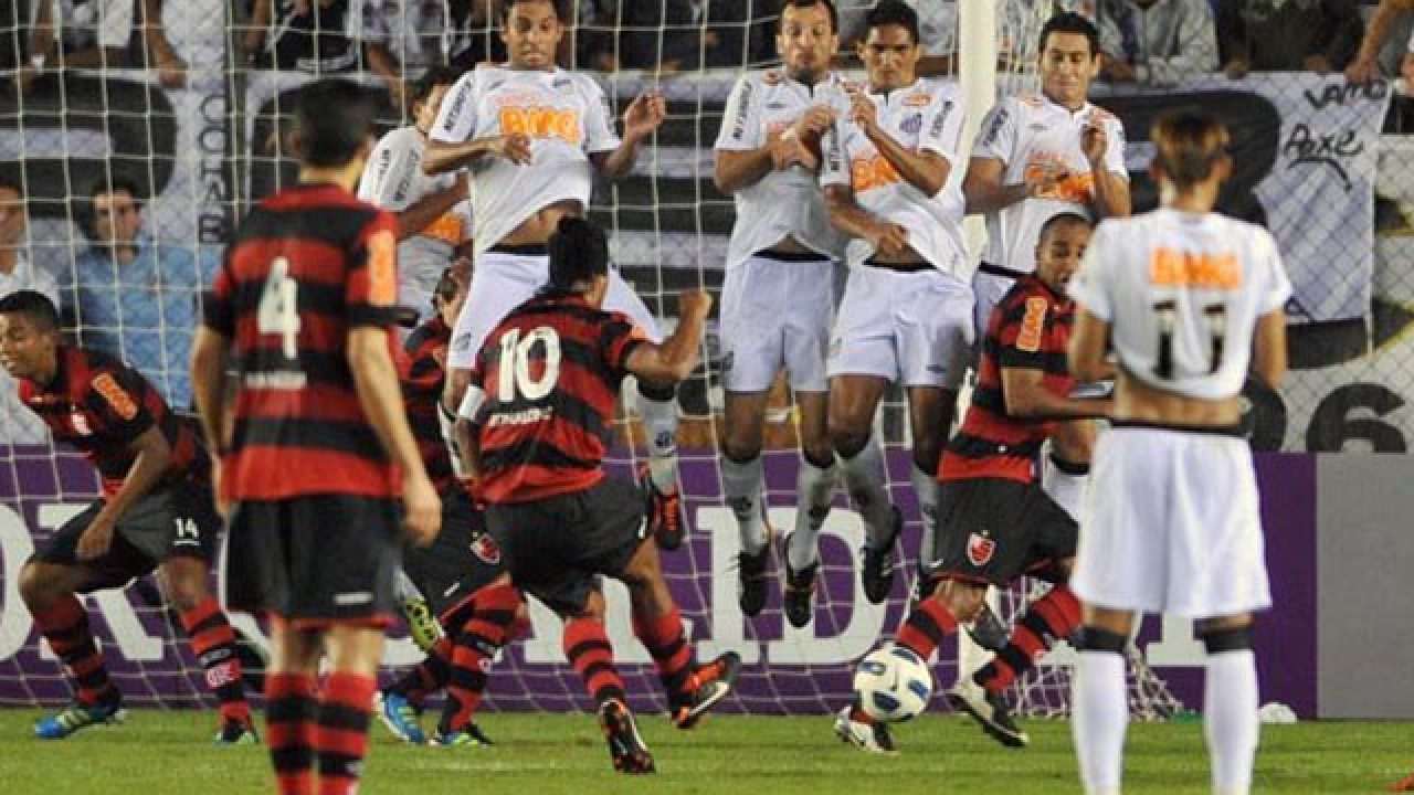 Com polêmicas durante a passagem pelo Rio de Janeiro, o tempo de Ronaldinho no Flamengo durou pouco, apenas um ano e meio. Nesse período, a partida mais marcante do craque foi em jogo contra o Santos de Neymar em que o Flamengo venceu por 5 a 4 com o astro marcando três vezes.