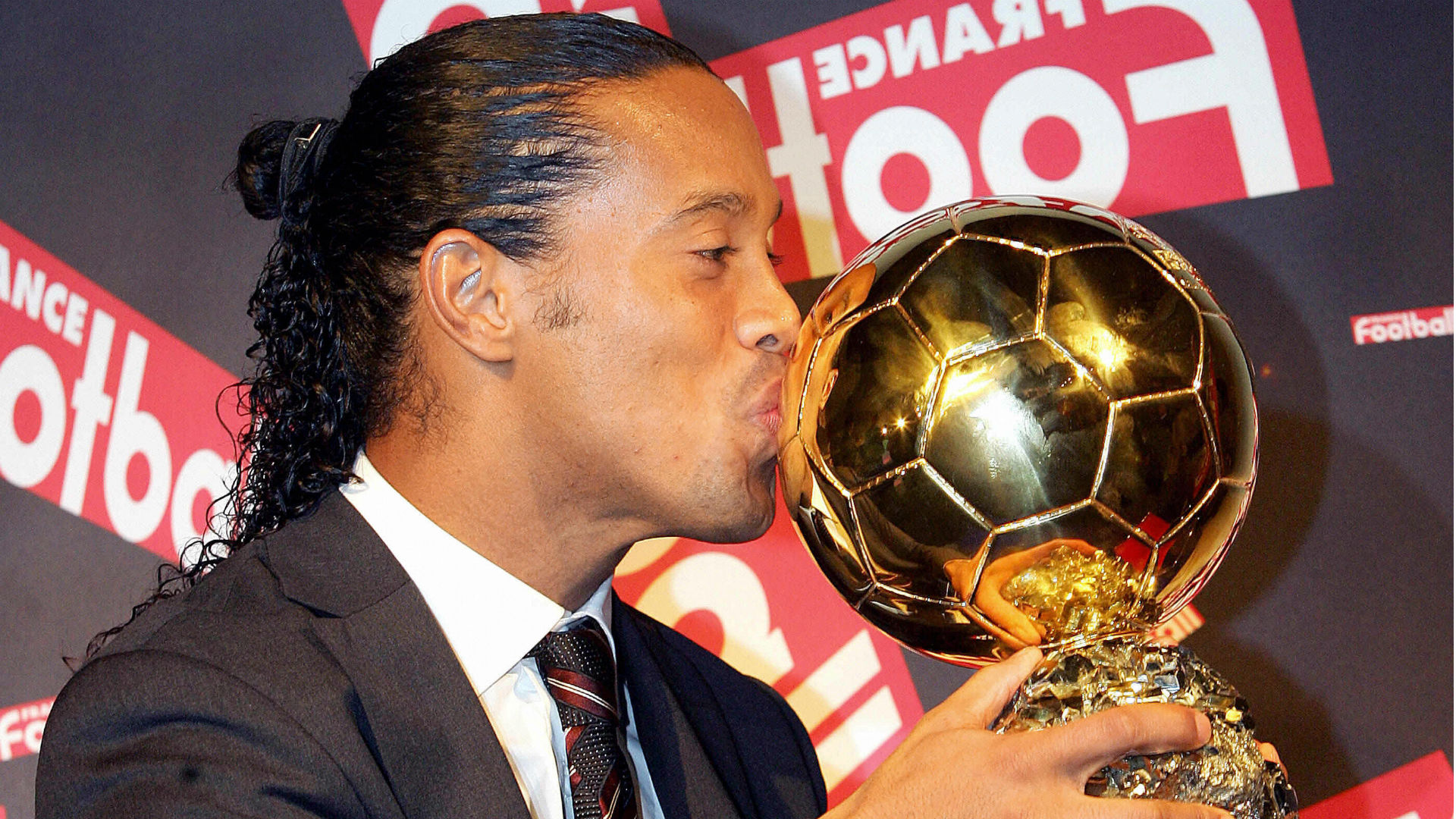 Brilhando nos gramados espanhóis e com a camisa do Barcelona, Ronaldinho conseguiu ganhar o prêmio de melhor jogador do mundo por dois anos seguidos: 2004 e 2005