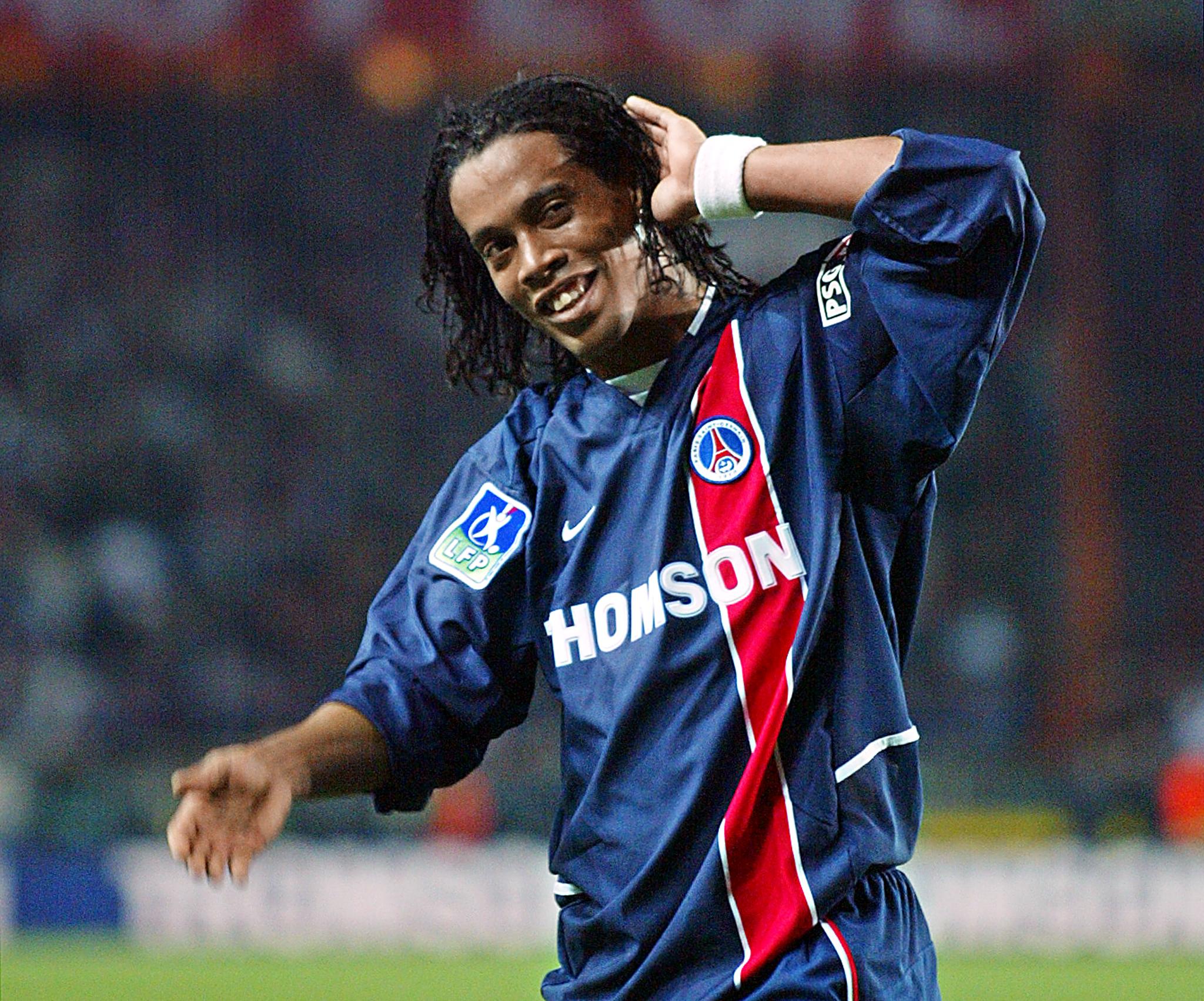 Após o destaque no futebol brasileiro, Ronaldinho começou a dar seus primeiros passos na Europa quando foi contratado pelo PSG em 2001.
