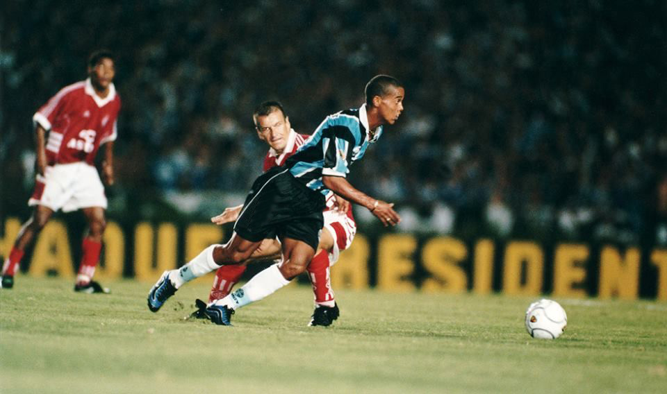 Seu primeiro time profissional foi o Grêmio por onde se destacou e ficou marcado pelo gol e pelos dribles desconcertantes em Dunga na final do Campeonato Gaúcho de 1999