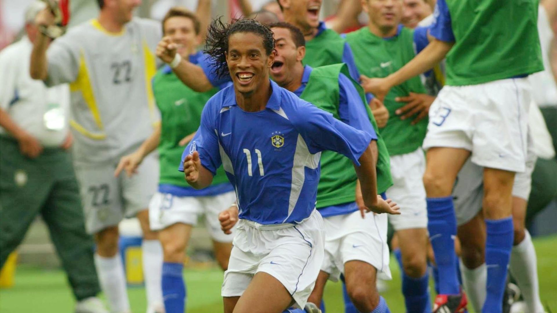 Em 2002, o craque disputou sua primeira Copa do Mundo e foi responsável pelo histórico gol da classificação contra a Inglaterra nas quartas de final. No final do torneio, Ronaldinho se  tornou campeão mundial.