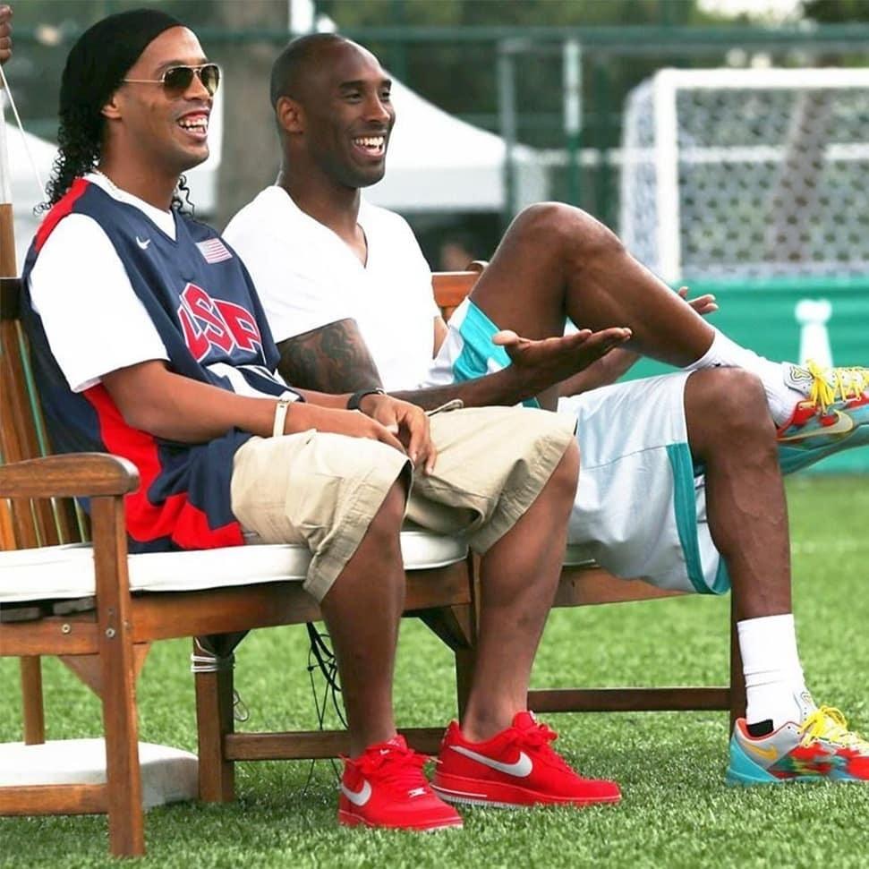  Kobe Bryant revelou em entrevista que em ida do Barcelona para Los Angeles, Ronaldinho o havia dito que o argentino seria o futuro melhor jogador do mundo