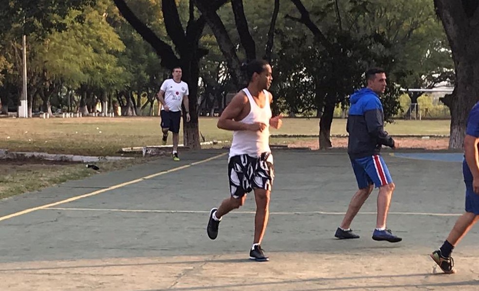 Confira mais uma imagem de Ronaldinho na prisão, na época em que ficou na Agrupación Especializada da Policía Nacional de Assunção. Na imagem, o ex-atleta jogava futsal na prisão no Paraguai.