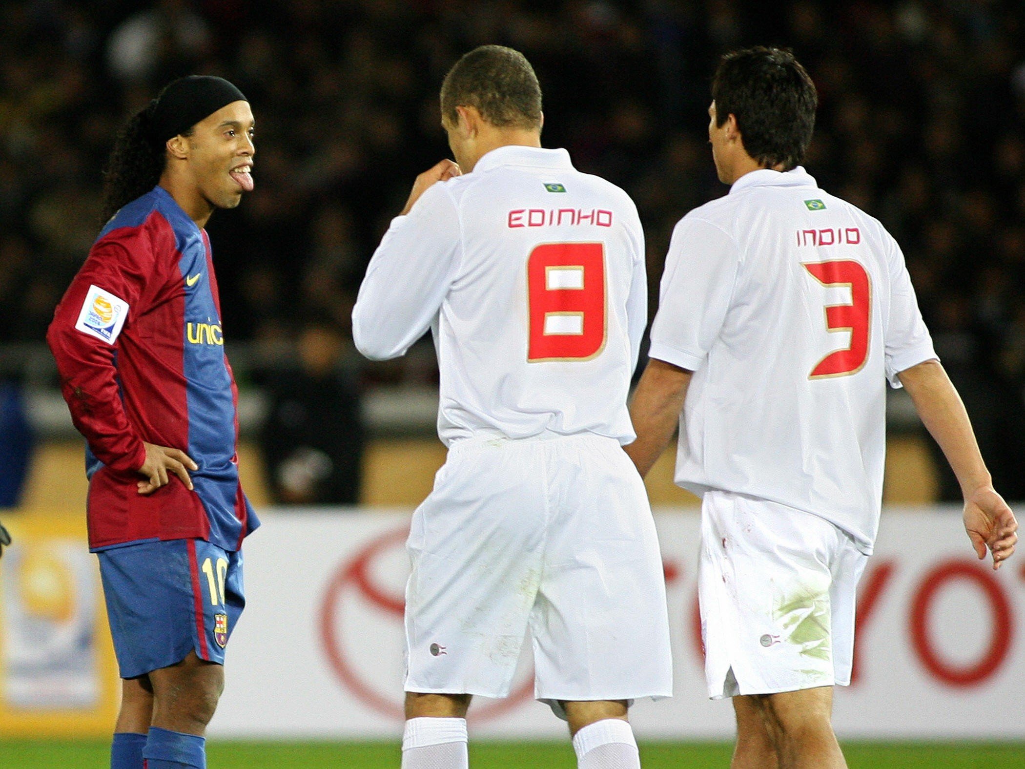 Ao final do mesmo ano, Ronaldinho perdeu o título do Mundial de Clubes para o maior rival da infância, o Internacional