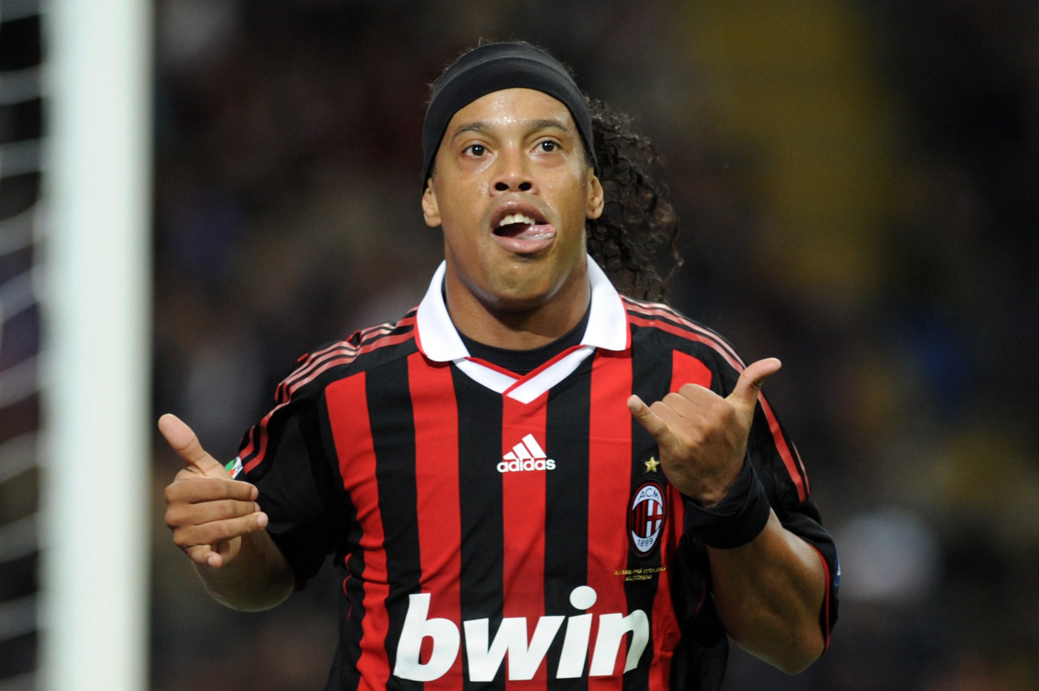 8. Primeiro gol marcante - Ronaldinho decidiu se aventurar rumo a Itália, onde iria defender as cores do Milan. Em seu primeiro clássico contra a Inter de Milão, o craque marcou seu primeiro gol com a camisa do Milan.