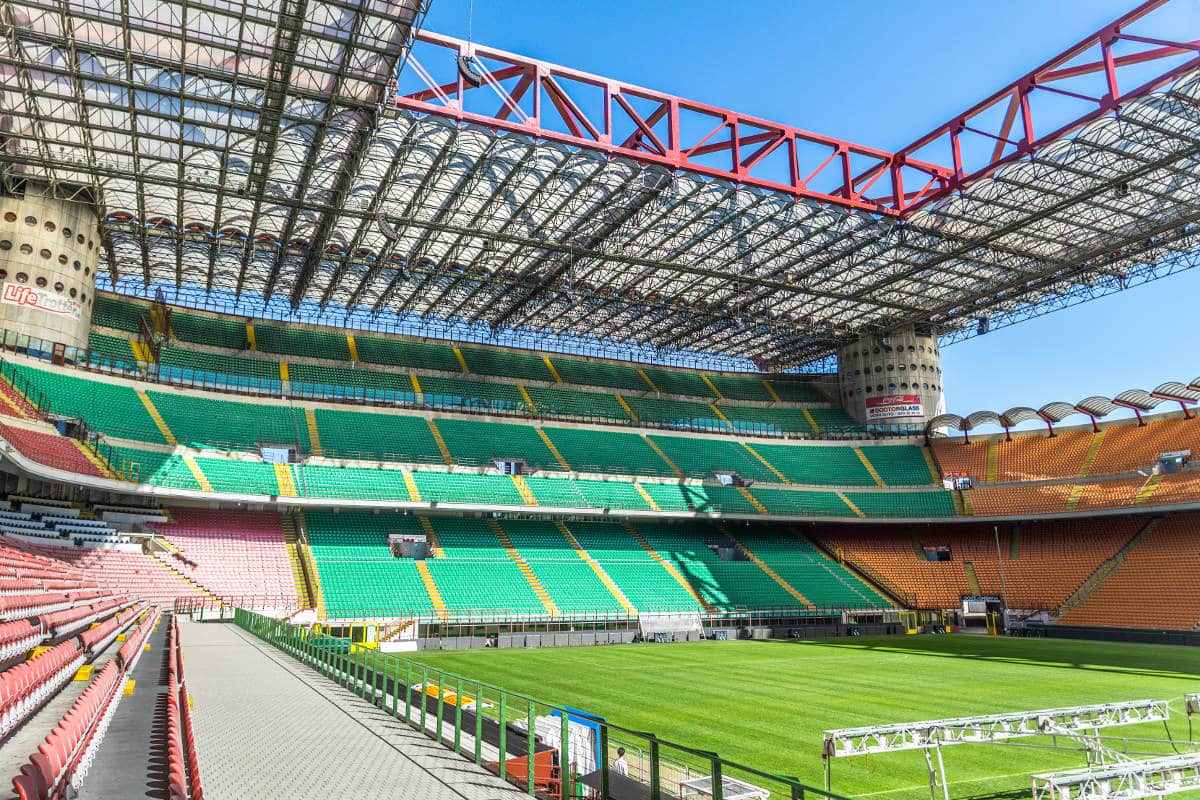 Construído em 1926, o estádio dos times de Milão foi batizado como San Siro, pois era na região onde havia sido feito. No entanto, com a morte do lendário jogador italiano, Giuseppe Meazza, Inter de Milão e Milan decidiram homenageá-lo, rebatizando o estádio para Giuseppe Meazza em 1980.