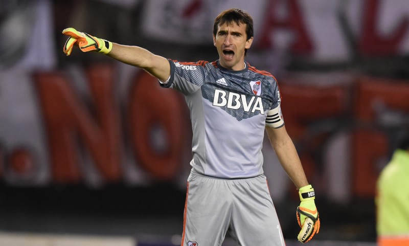 FECHADO - Nos últimos dias, o goleiro Marcelo Barovero anunciou que não iria renovar o seu contrato com o Monterrey. Nesta terça-feira, o novo destino do camisa 1 campeão da Libertadores com o River Plate foi revelado. Trata-se do Burgos, clube que disputa a Segunda Divisão do futebol espanhol.