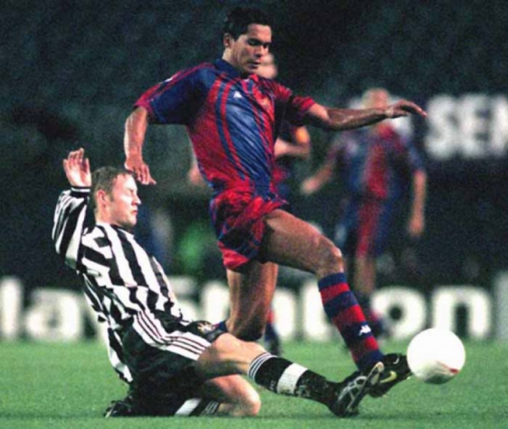 Em 1996, o meia-atacante Giovanni chegou ao Barça após destaque no Santos. Lá, ficou até 99 e conquistou diversos títulos, como Espanhol, Supercopa e Copa do Rei, tendo grande destaque.
