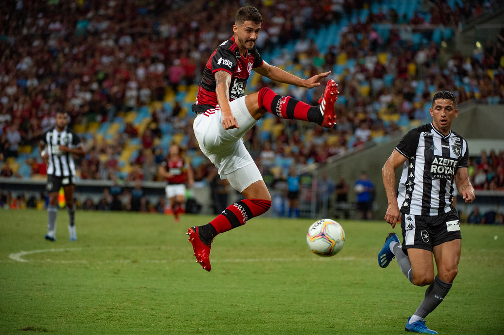 Gustavo Henrique é uma das últimas opções da zaga do Flamengo. Com a chegada de mais um jogador para a posição (Pablo) e a recuperação de Rodrigo Caio, Gustavo perdeu ainda mais espaço. Atualmente, David Luiz, Léo Pereira, Fabrício Bruno e Willian Arão improvisado surgem como peças à frente dele.