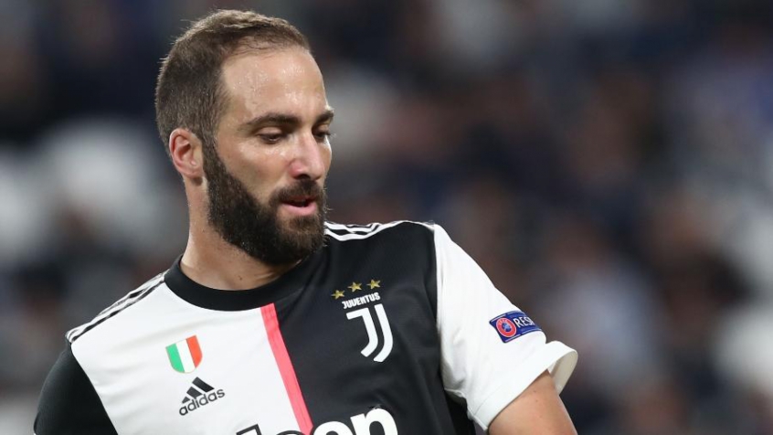 ESQUENTOU - Segundo o jornal italiano 'Gazzetta dello Sport', o atacante argentino Gonzalo Higuaín não faz parte dos planos da Juventus para a próxima temporada. Com a contratação do ídolo Andrea Pirlo para comandar a Velha Senhora, atacante argentino perdeu espaço na equipe e deve ser negociado.