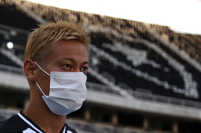 Keisuke Honda, do Botafogo, foi visto correndo na orla da praia, no Rio de Janeiro, furando a quarentena.