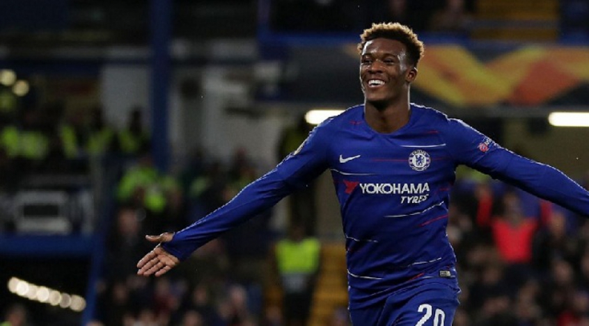 Callum Hudson-Odoi, atacante do Chelsea, foi detido pela polícia de Londres por quebrar as regras de isolamento social do Reino Unido, segundo o jornal inglês "The Sun". O jogador estava com uma modelo que conheceu pela internet quando a polícia e a ambulância foram acionadas. O atleta foi liberado na manhã seguinte depois de pagar fiança.