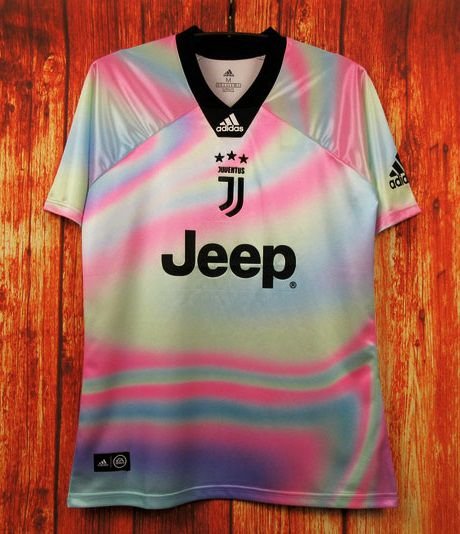 A EA Sports, produtora do jogo Fifa, lançou, em parceria com a Adidas, camisas especiais de alguns times europeus. A Juventus foi um desses clubes, que teve uma camisa metalizada. 