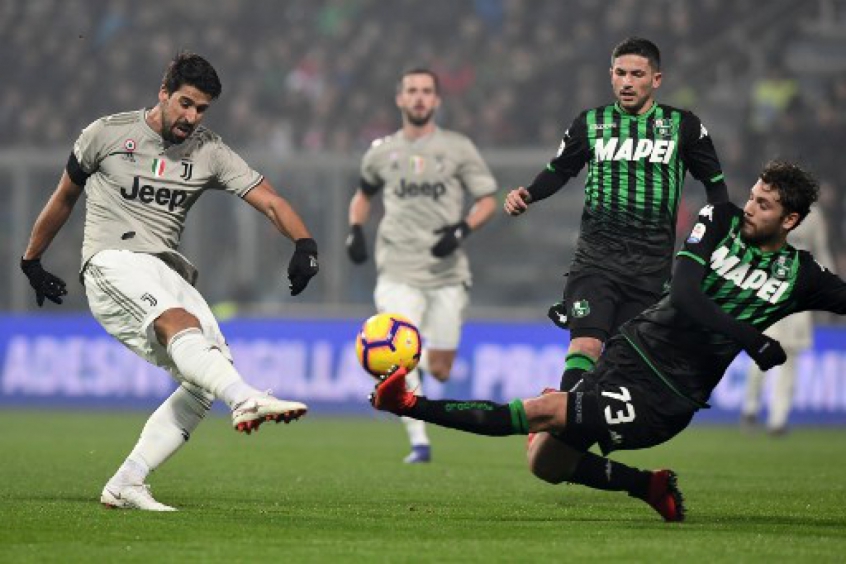 ESQUENTOU - Sem espaço com o técnico Andrea Pirlo na Juventus, o volante Sami Khedira está perto de deixar a Velha Senhora. E segundo a imprensa italiana, o alemão será reforço do Everton, da Inglaterra, na janela de transferências de inverno da Europa. Segundo informações do jornal "Gazzetta dello Sport", Khedira pediu liberação da Juventus para viajar à Inglaterra para acertar os últimos detalhes com os Toffees. Com contrato com a Juve até o fim da temporada, o clube não colocará empecilhos na negociação.