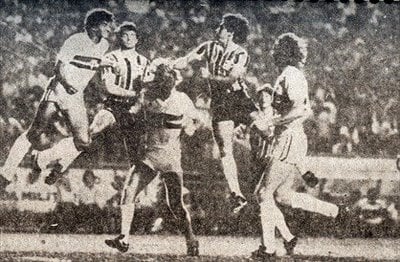 1982 - Fase de grupos - Em 82, mais uma eliminação na fase de grupos. O Tricolor ficou em segundo lugar do Grupo 2, em que só se classificava o primeiro colocado. Peñarol (URU), Grêmio e Defensor (URU) eram os outros clubes da chave.