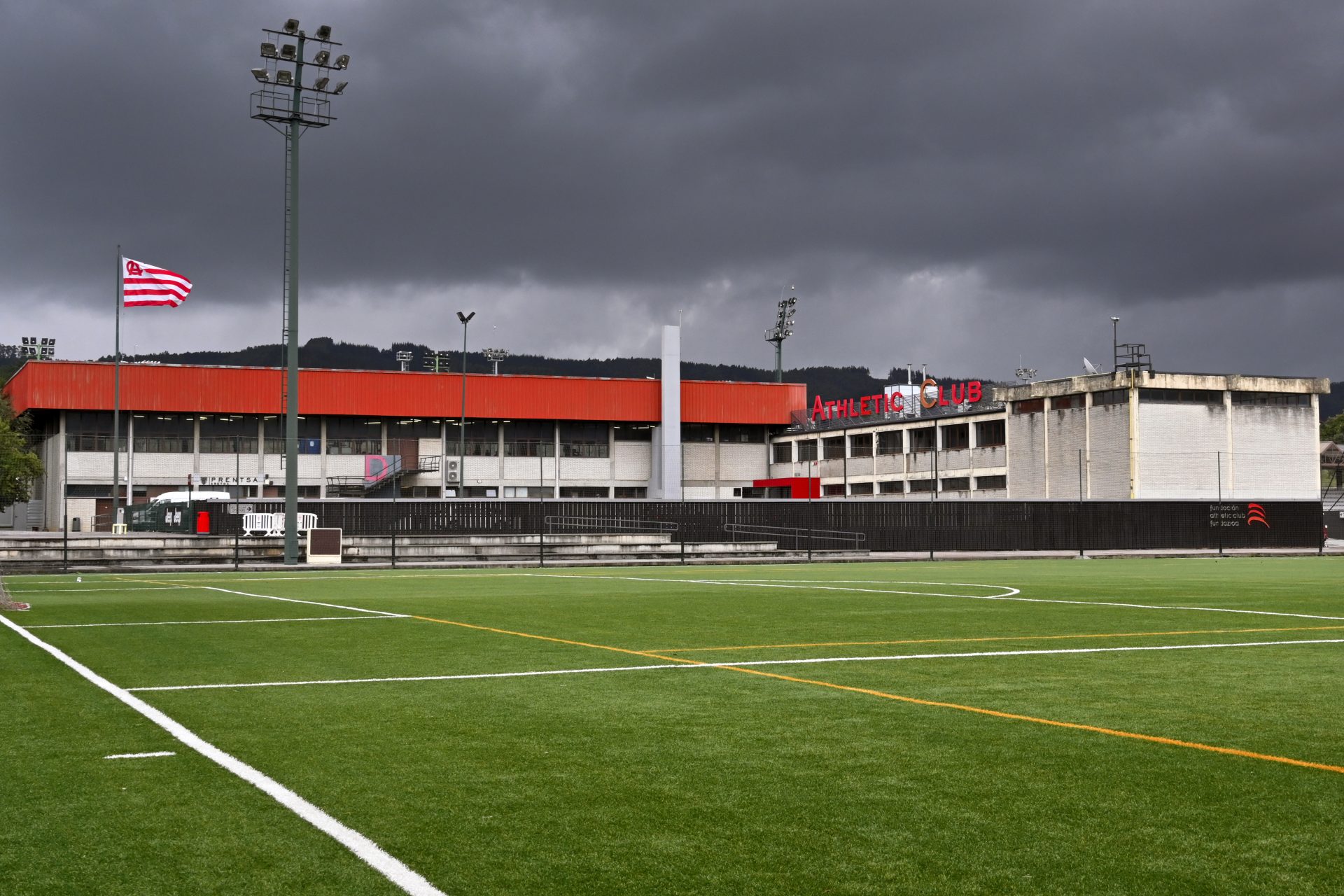 O Athletic Bilbao, da Espanha, anunciou que paralisou todas as atividades profissionais do clube. Os jogadores das categorias masculina e feminina, além da base, realizarão um trabalho individual de acordo com as diretrizes já definidas.