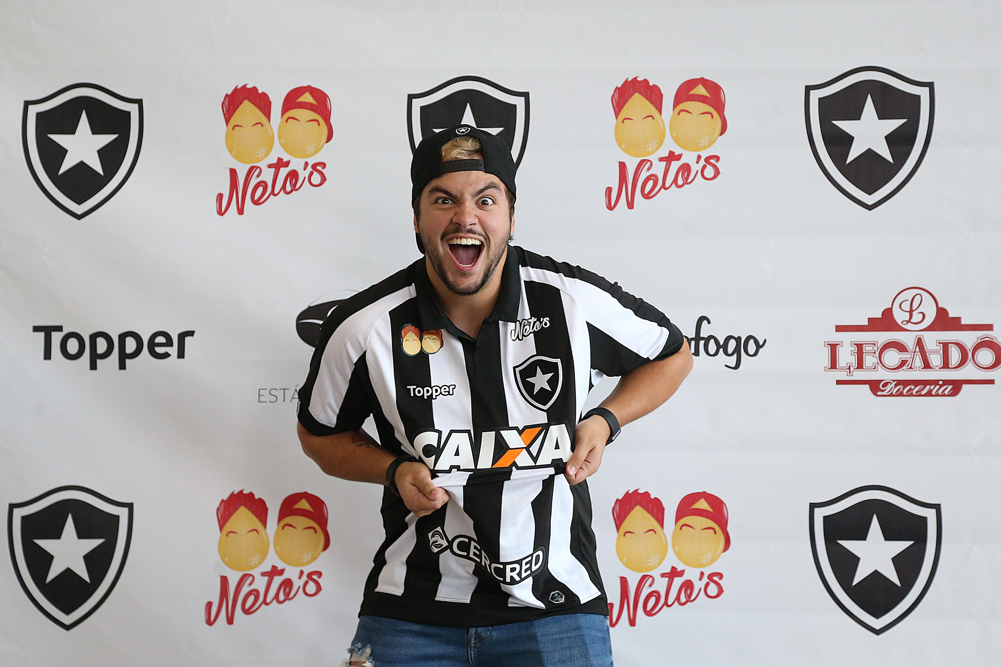 Irmão de Felipe Neto, o influenciador Luccas Neto também é fanático pelo Botafogo. Assim como o irmão, também faz sucesso no YouTube e possui 29 milhões de inscritos em seu canal. Os 'irmãos Neto' patrocinaram o clube do coração juntos.