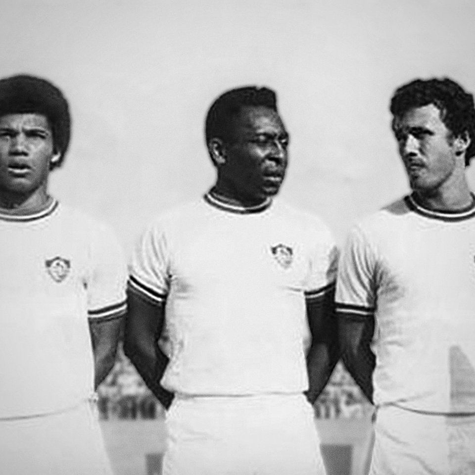 Em 1978, o Fluminense fez uma excursão pela África. Coincidentemente, quando o clube estava na Nigéria, Pelé, recém-aposentado, também estava no país, para uma ação de marketing de uma marca de eletrodomésticos. As autoridades locais aproveitaram a situação e convidaram Pelé para atuar pelo Tricolor no amistoso contra o Racca Rovers, em Lagos. A presença do Rei do Futebol, que atuou por 45 minutos pelo Tricolor, fez os 30 mil ingressos para a partida se esgotarem rapidamente.